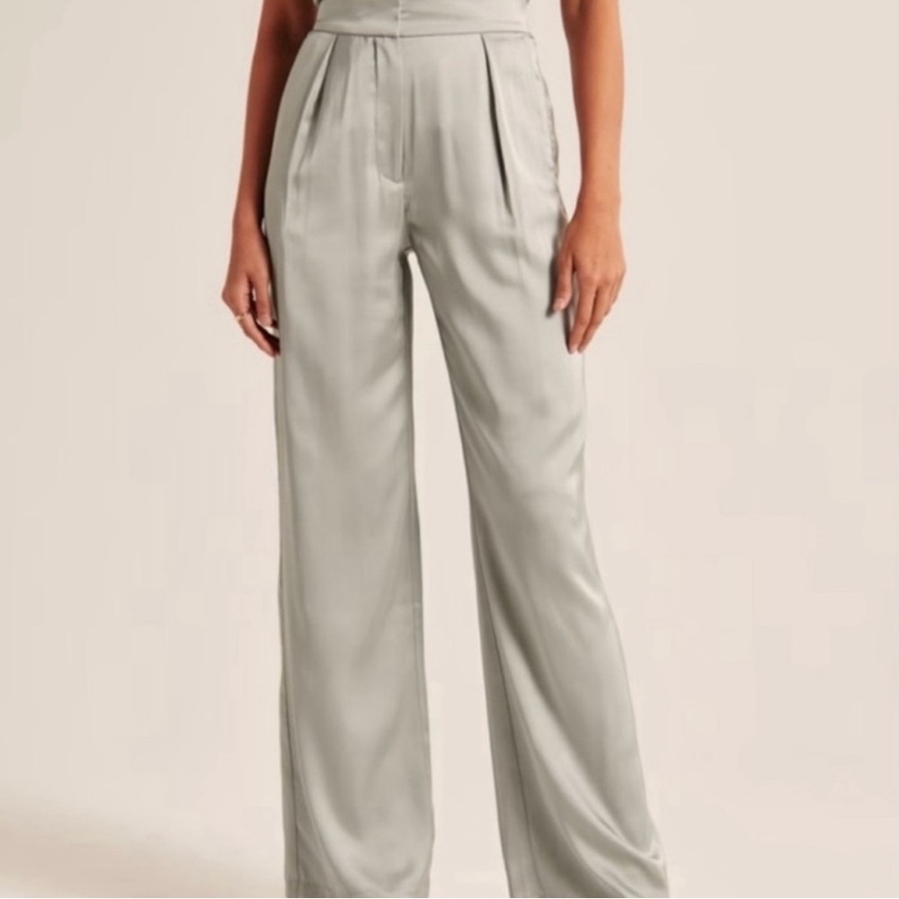 NEW W/O TAGS - ABERCROMBIE & FITCH Satin Tailored Wide Leg Pant in Sage, 28 L